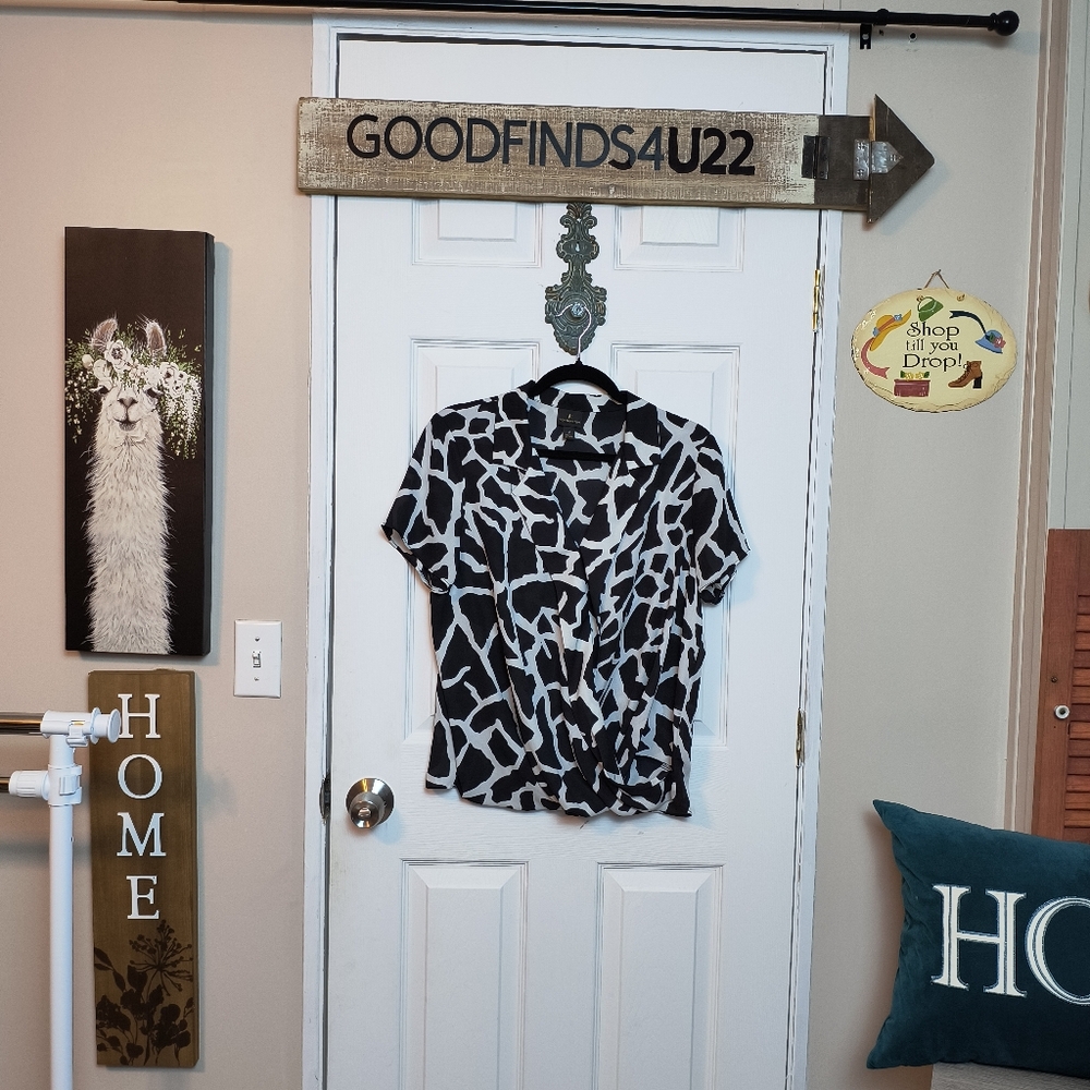 Worthington geometric black white blouse medium